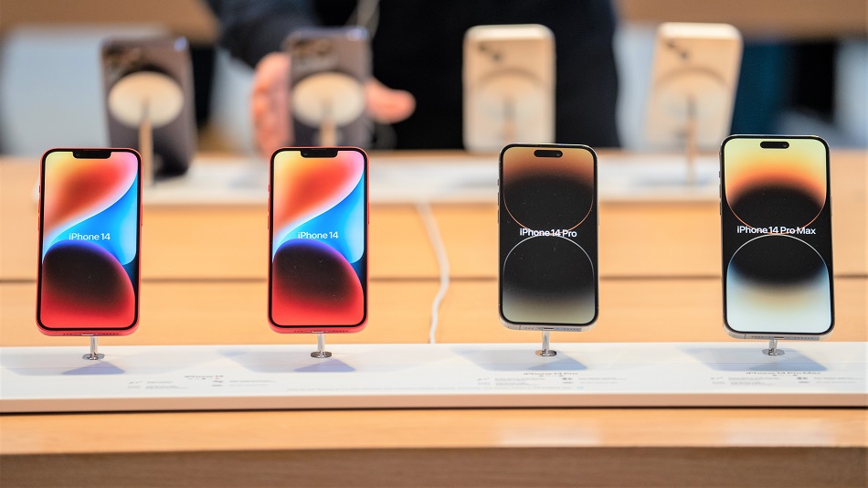 New Apple Products Go On Sale At Fifth Avenue Store